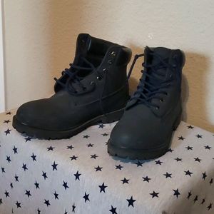 Mountain gear boots